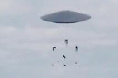 国外拍到UFO吸走着陆的外星人