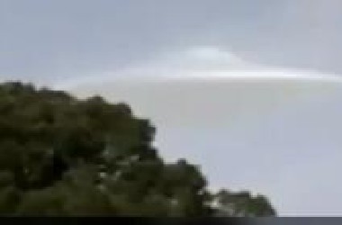 在野外拍摄到的超巨型UFO, 一声巨响消失!