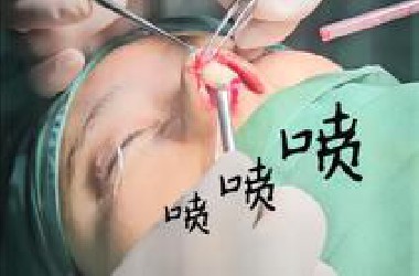 一打开鼻子，玉米汁就从里面喷出来了！