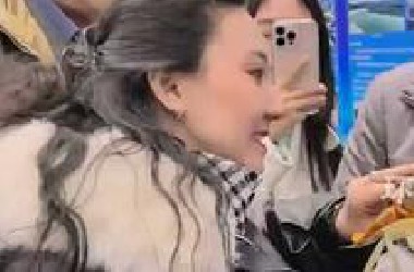 中国专家向外国记者揭秘：塔克拉玛干沙漠为何能养海鲜？地下蕴藏着大量盐碱水，沙子向下挖两米水就出来了