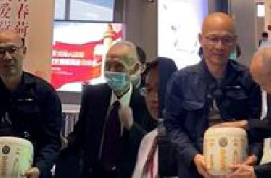 88岁台湾老兵带战友骨灰回乡 落地后用乡音呼唤“老哥老哥，到家了”