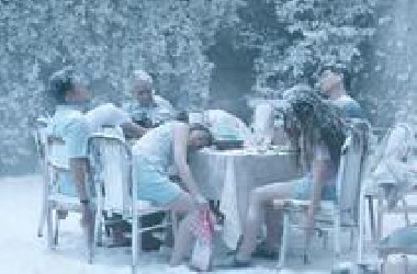 一家人十口被冻死在炎热的夏天，靠近后发现他们并不是冻死的，电影《永航员》