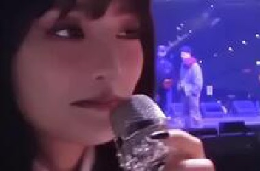 Minnie秒变暗爽哥