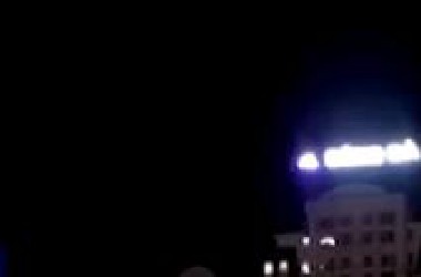 据越南电视台报道：6月1日越南首都河内有一艘巨大UFO飞船被闪电照亮。话说去年五月份北京突然天黑那一天，天上也出现了差不多的，只是不是圆形的