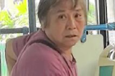 大一女生悄悄回家看爷爷**  没想到在公交车上偶遇**