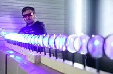 激光透过100个放大镜，会产生怎样的威力？前方高能别眨眼！