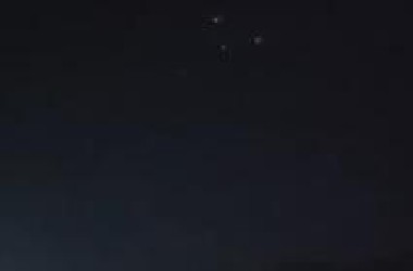 这些天空中的究竟是什么？UFO？无人机？飞虫，蝙蝠？