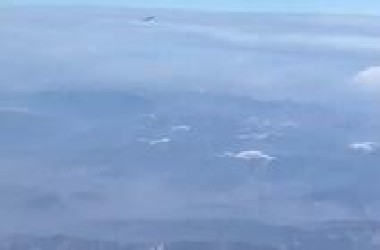 郑州飞拉萨，万米高空网友拍到这个神秘飞行物UFO，最后竟然变换形态成一条黑线消失！
