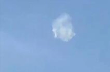 UFO伪装成云☁️！快速变换形状。