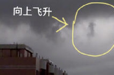 下暴雨疑似拍到龙【放大版】 拍摄时间：2013年