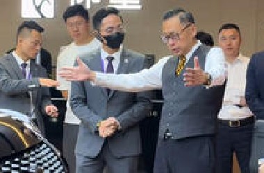 粤港澳车展名场面来了!香港神秘富豪携保镖现身，5分钟豪掷三台仰望!