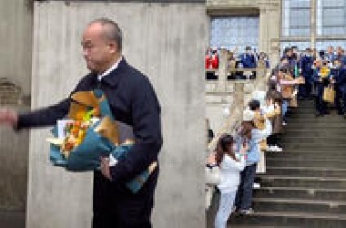 武汉大学校长告别校园，学生送别自发唱起《再见》，校长感动落泪