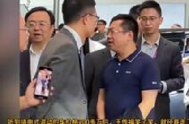 王传福逛车展，当听到混动车要200多万时，笑了笑走了。