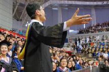 青岛大学毕业典礼一首高音版《起风了》点燃全场，这才是青春该有的样子