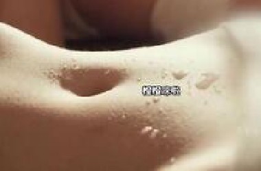 少女紧闭双腿躺在大殿上，冰块悬挂在上方水滴不停滴向小腹
