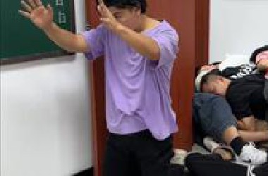 让我眼哥跪下，那眼哥只能和你比一下财力了