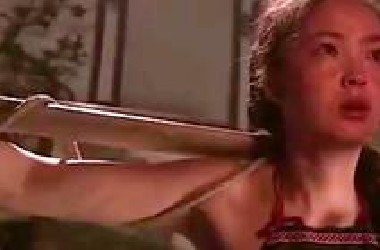 美女被捆绑加滴蜡折磨，不敢看了。