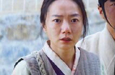 女人发现连树根都吃不上的难民，此时却大口的往嘴里塞肉，女人高兴的来到厨房想乘上一碗，结果却发现里面有一根手指头。