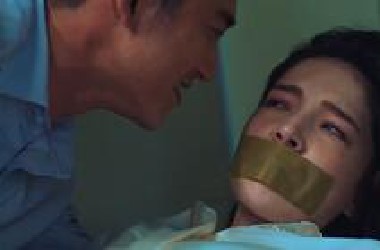 女生小时候被老师强暴，工作后上司也想强暴她！