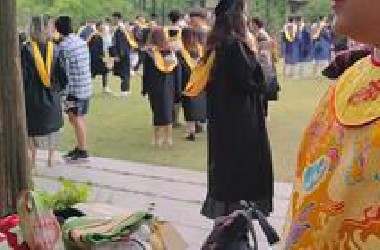 别人毕业你却在登基……