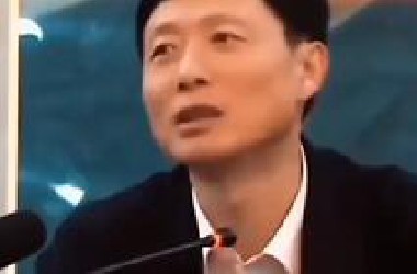 “伟人万岁!工农阶级领导一切!”