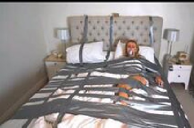 用胶带把女友给绑起来恶作剧【DUCT TAPE PRANK ON SLEEPING GIRLFRIEND!!!】【Youtu*e碉堡奇趣】