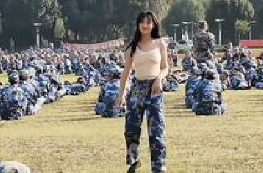 女生军训被罚唱歌，本以为随便唱唱，没想到一开口竟是王者！