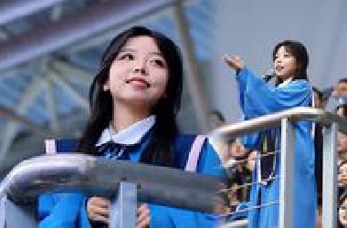 2025青岛大学毕业典礼又火了！男女对唱《有点甜》，一天获赞超百万