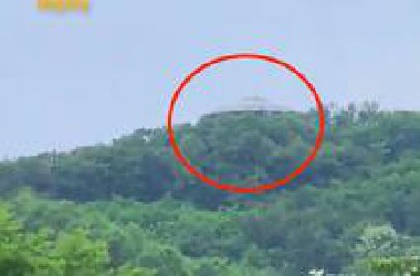 网友拍到山顶上停着一个不明飞行物