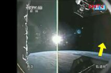 非常清晰的UFO在央视太空直播过程中飞过，好厉害！