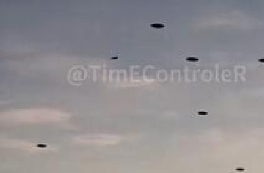 网传UFO编队出现在以色列特拉维夫附近