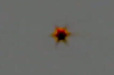 在学校宿舍楼拍的海星状UFO，太吓人了