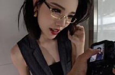 模特说墙角解锁新姿势可以发挥的更好，车展给车模拍照