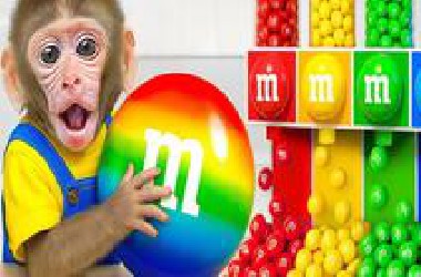小猴子挑战 M&M 自动售货机，得到一颗超大MM糖豆，做西瓜冰沙喝
