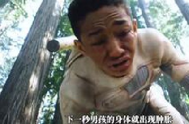 男孩战服突然变成白色，他瞬间意识到不对，摊开手掌一看，一直变异蚂蝗吸在手上《重返地球》