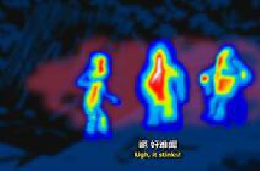 皮特在野外放屁，被铁血战士热感应发现了，动静太大了，恶搞之家