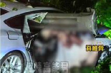 【补档】令人不安的视频！雨夜跑山事件！男子身体上下分离，下半身连着脊椎骨，场面骇人！