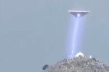 火山口上空出现了不明三角形飞行器，并向火山口射出一束强光