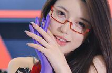 小乌苏老师改装车展现场手丝热舞，竟把*GM给跳卡带了~
