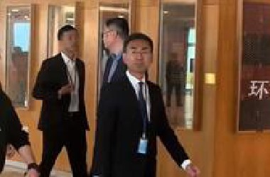 网友在联合国偶遇耿爽，热情打招呼：“你每次发言的时候都很帅”