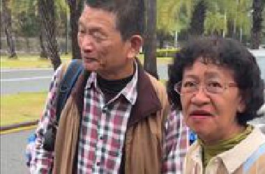 小伙偶遇台湾老夫妻回大陆探亲，不能手机支付热心帮忙打车，网友：两岸一家亲，欢迎回家