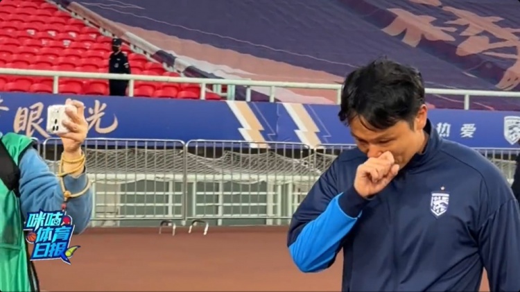 三镇球迷为邓卓翔庆生并高喊“来年再战”,他谢场时眼含热泪 三镇球迷为邓卓翔庆生并高喊“来年再战”,他谢场时眼含热泪